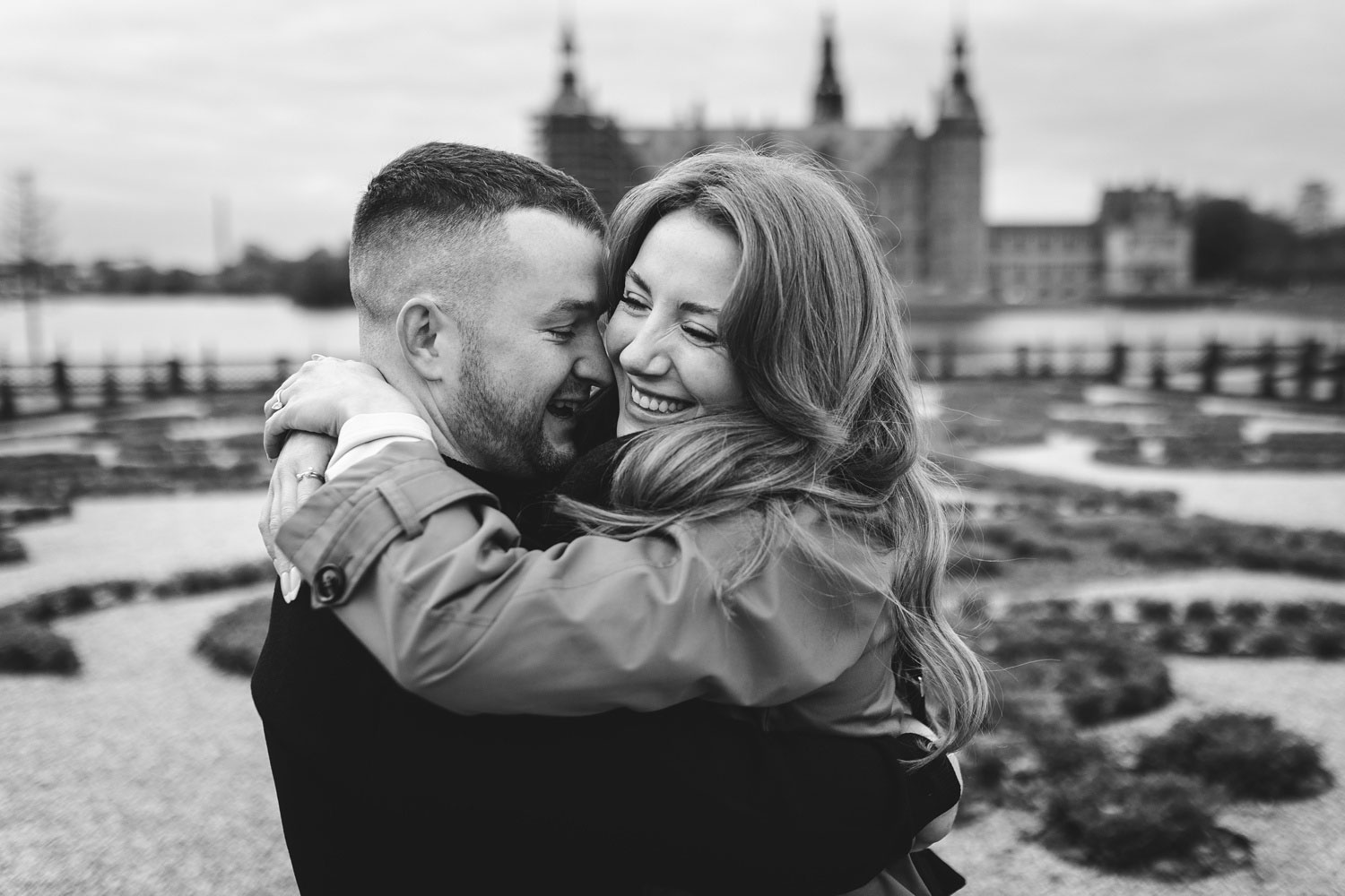 Candid moment of love at Frederiksborg Castle in Denmark