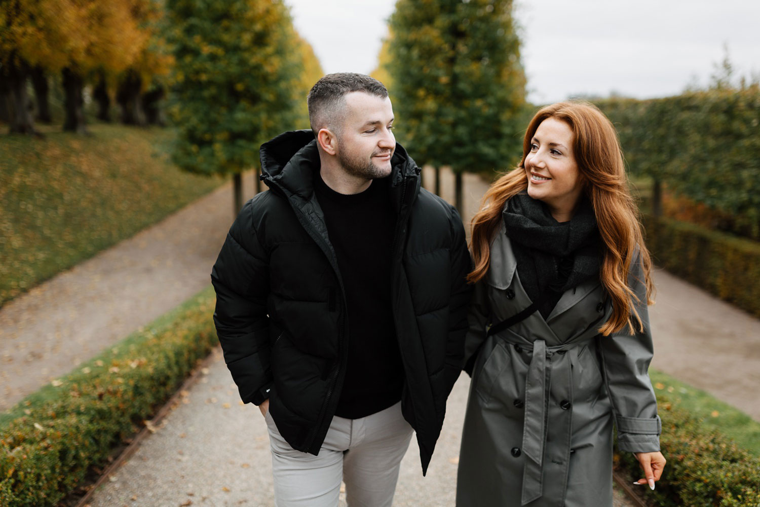 engagement photo session with fall colours at Frederiksborg Castle