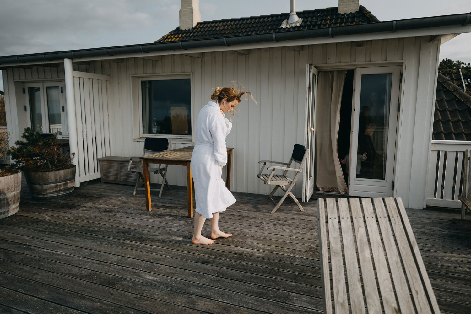 windy wedding day in Tisvildeleje, Denmark