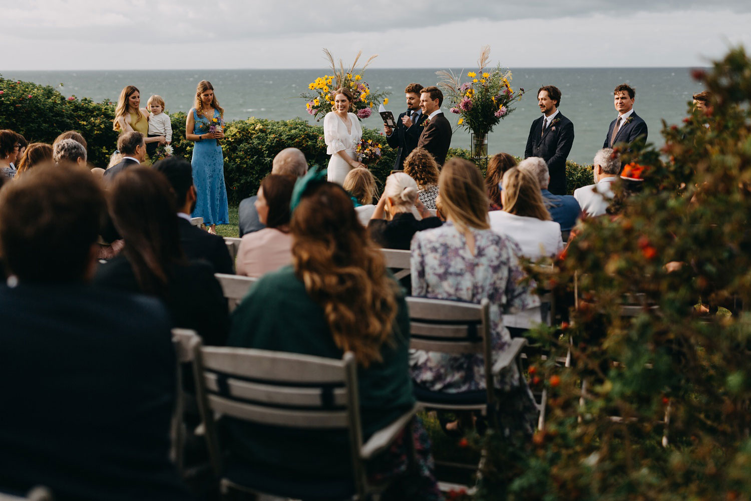 A dreamy setting for love: the couple ties the knot in an open-air ceremony filled with joy and natural beauty at Helenekilde Badehotel