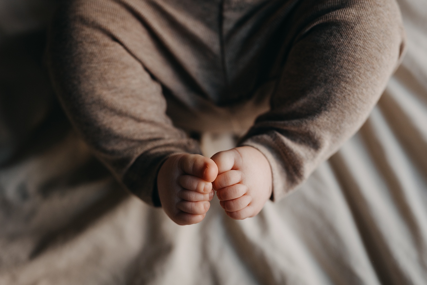 Lifestyle family photo session. Detail of a baby foot. 