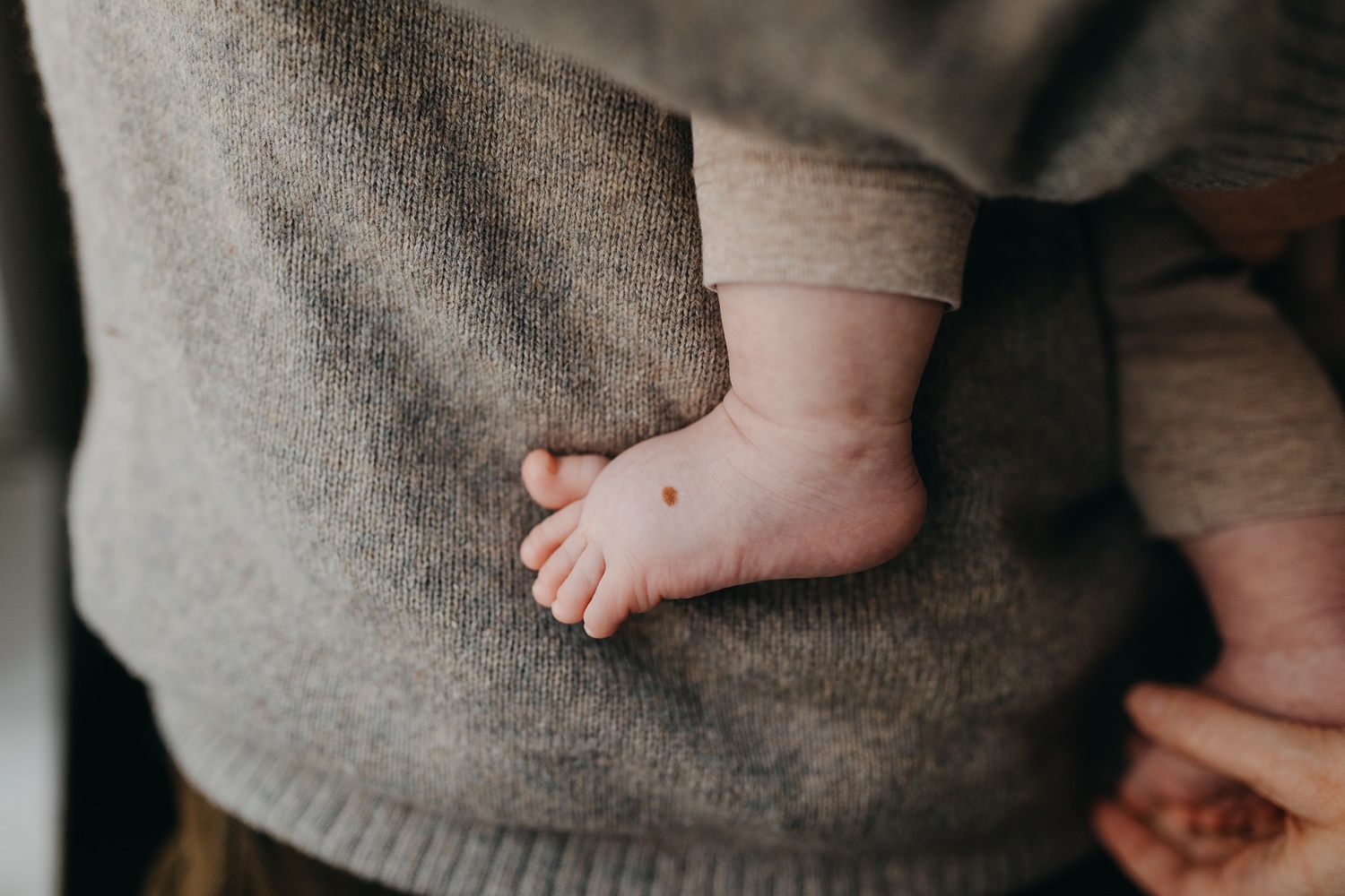 Lifestyle family photo session. Detail of a baby foot. 