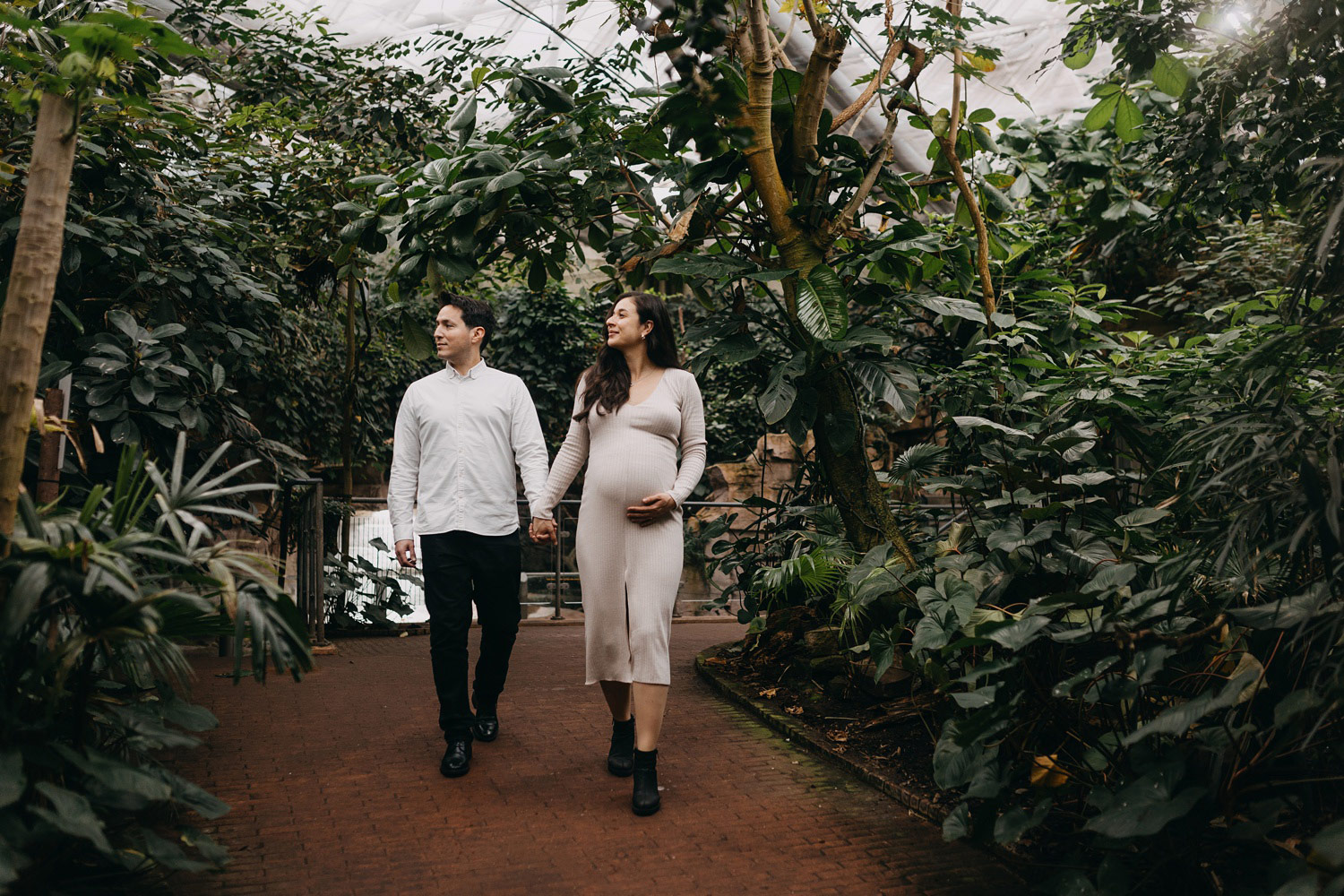 Maternity session amidst the vibrant foliage of Copenhagen Zoo's tropical area