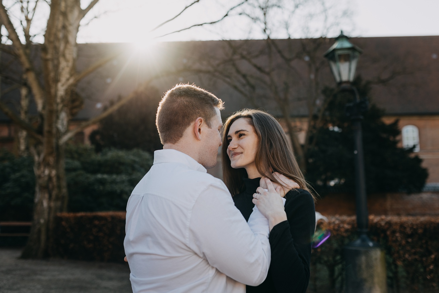 Golden hour engagement portraits in Copenhagen, featuring enchanting backlight