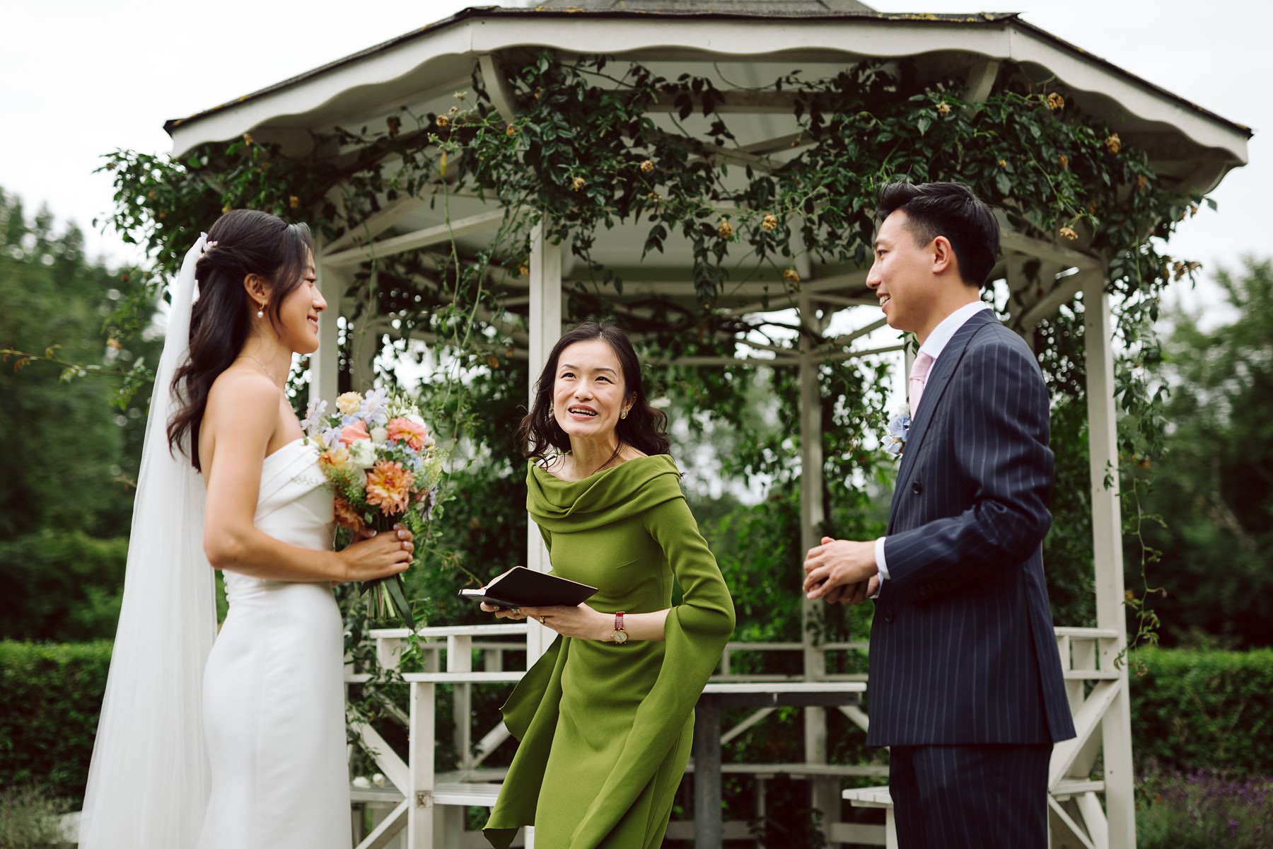 open-air summer wedding ceremony at Det Kongelige Haveselskab