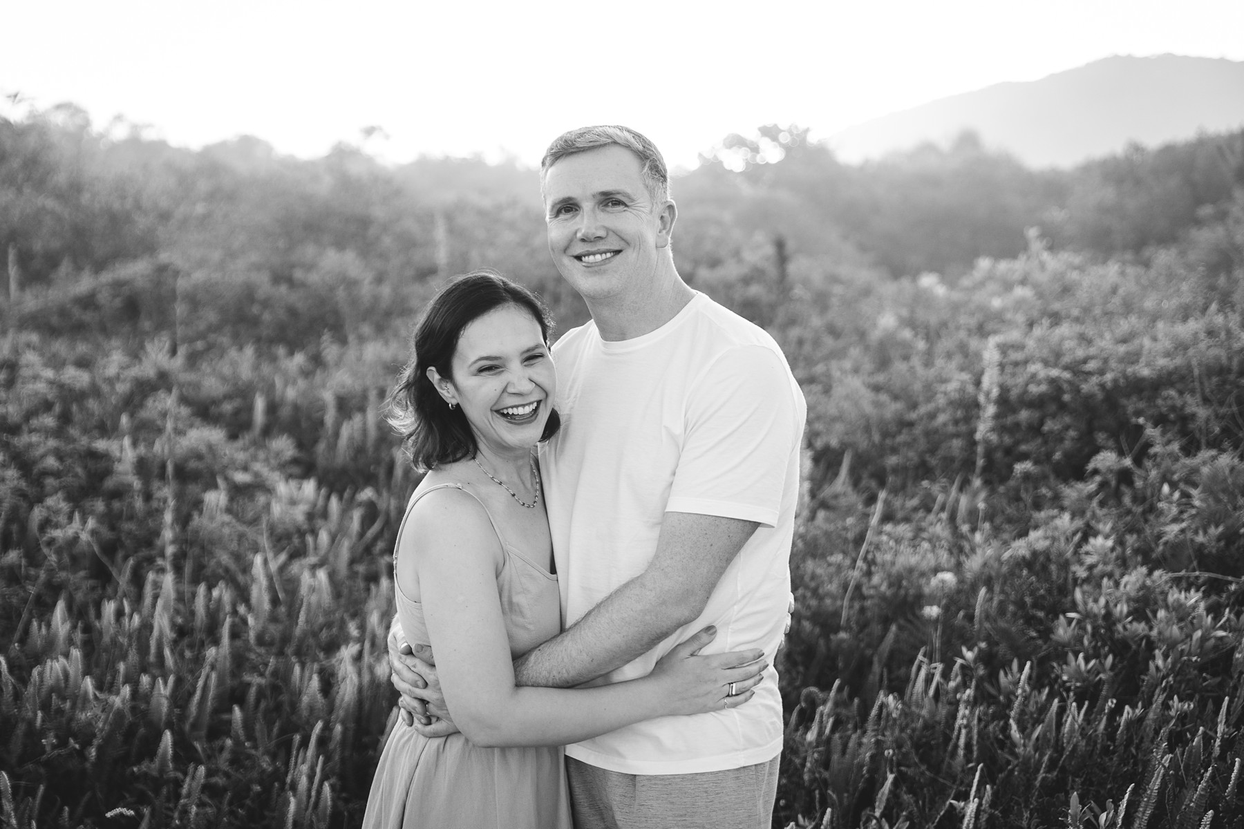 parents hugging during a family photoshoot in Florianopolis