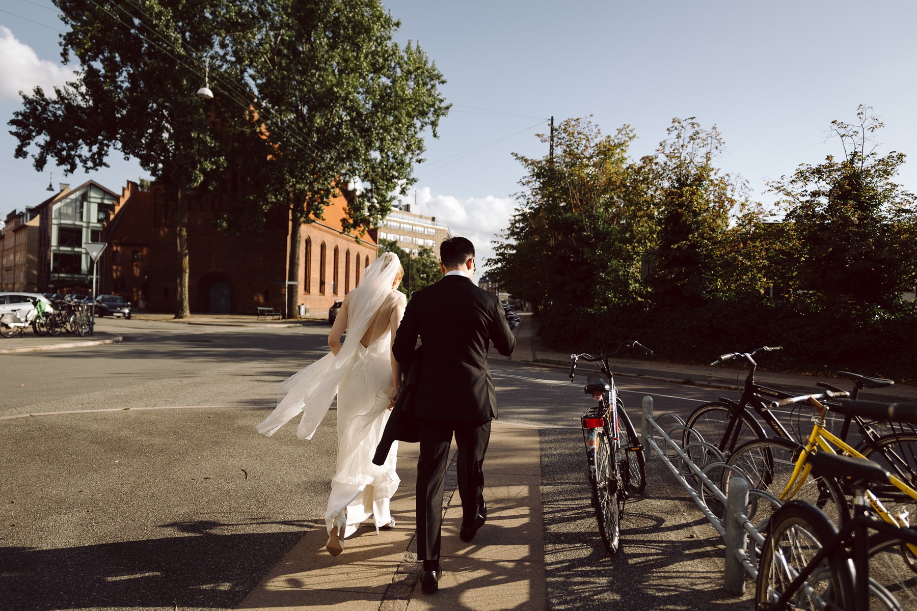 Bride and Groom walking to Mogens Dahl Koncertsal after a canal boat tour through the city