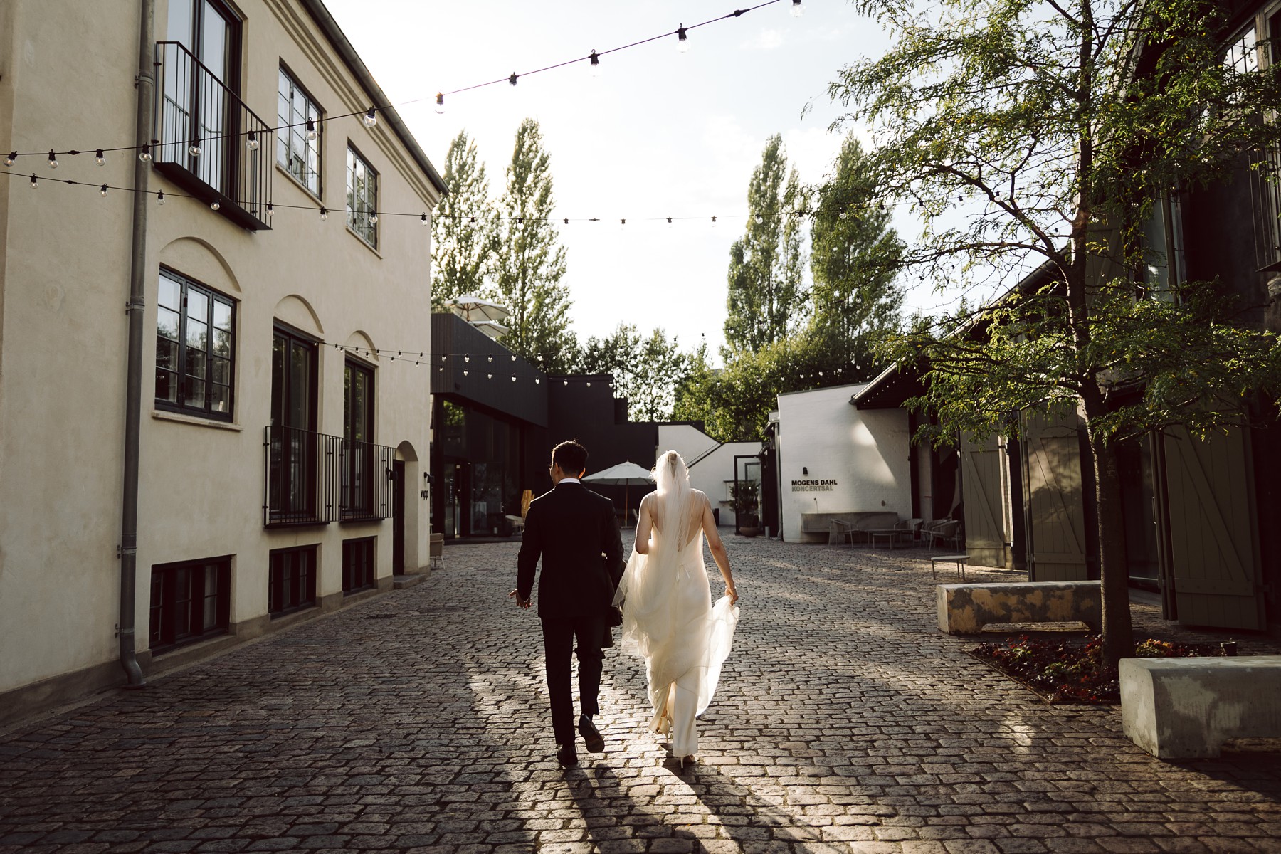 Bride and groom arriving at Mogens Dahl Koncertsal for their wedding reception