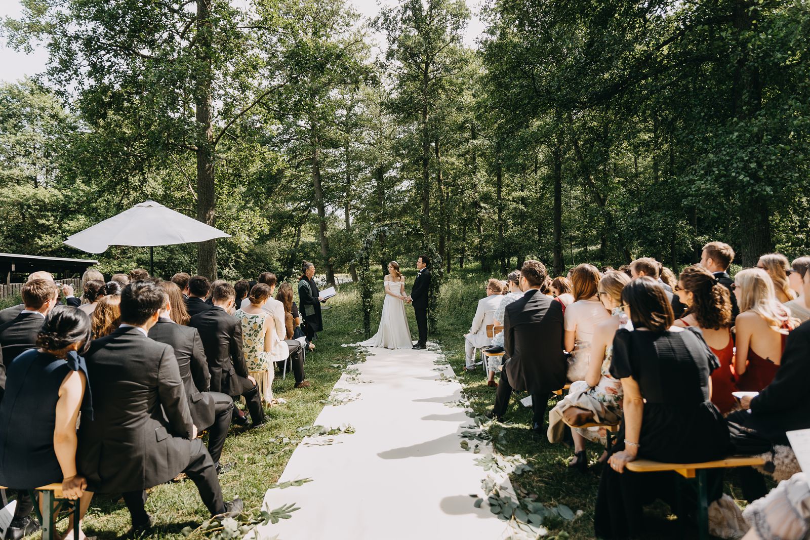 Outdoor wedding ceremony at Kilden i Skoven in Dyrehaven, Copenhagen
