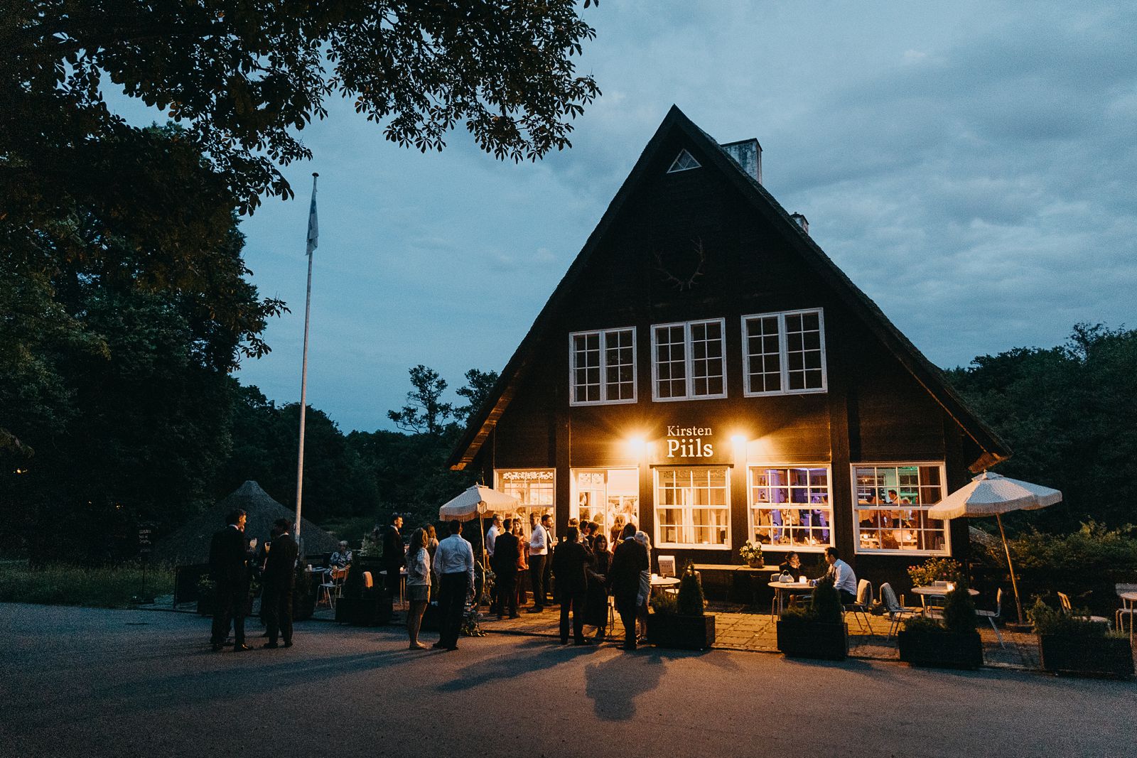 Cake cutting moment during a Copenhagen wedding reception