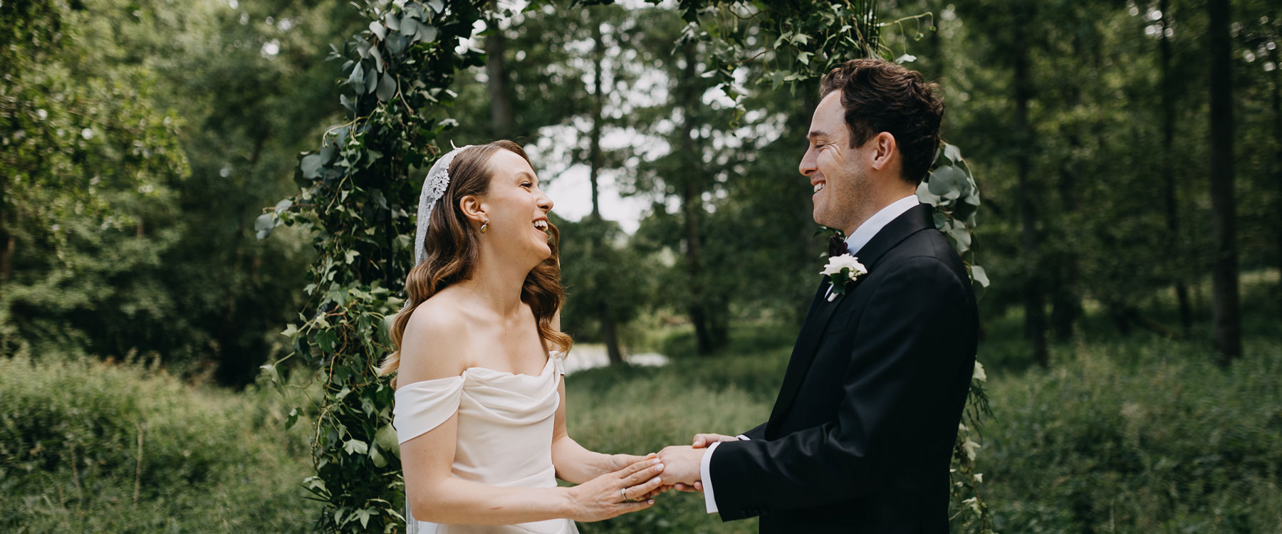 Outdoor wedding ceremony at Kilden i Skoven in Dyrehaven, Copenhagen